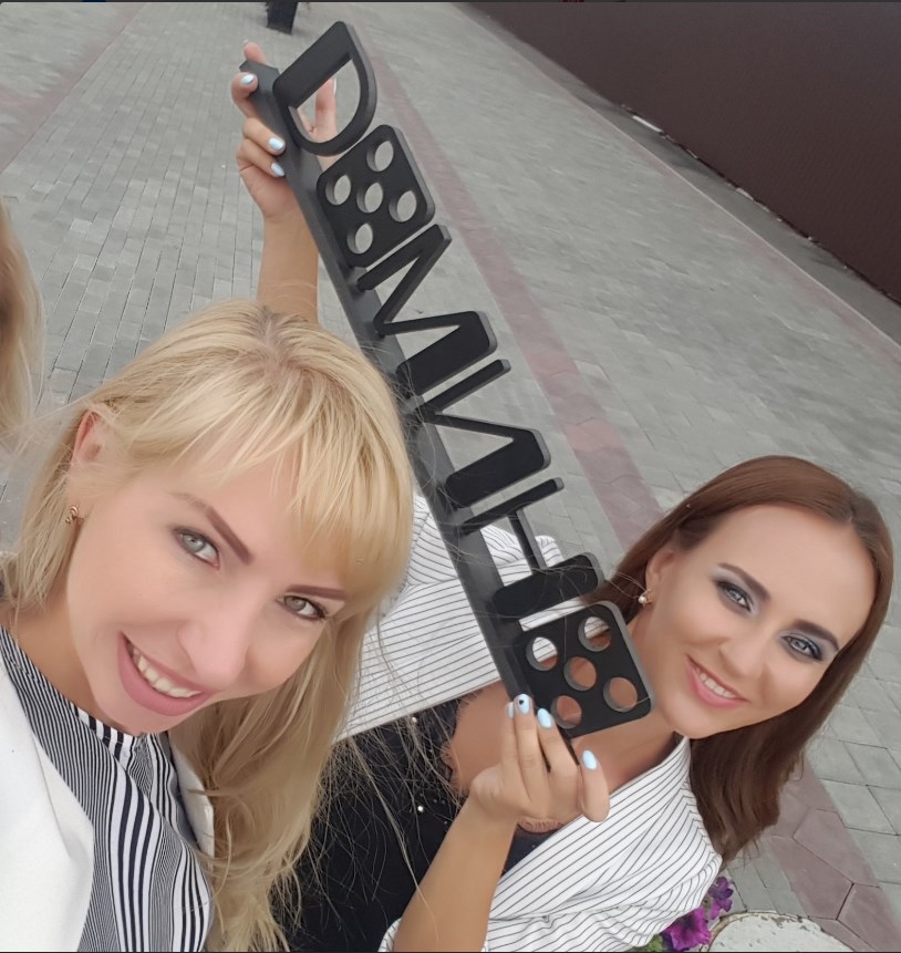 Девушки администраторы демонстрируют бренд PR-АГЕНТСТВА "ДОМИНО". 
